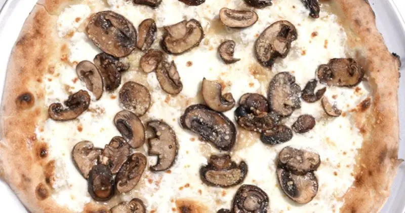 MUSHROOM WHITE PIZZA