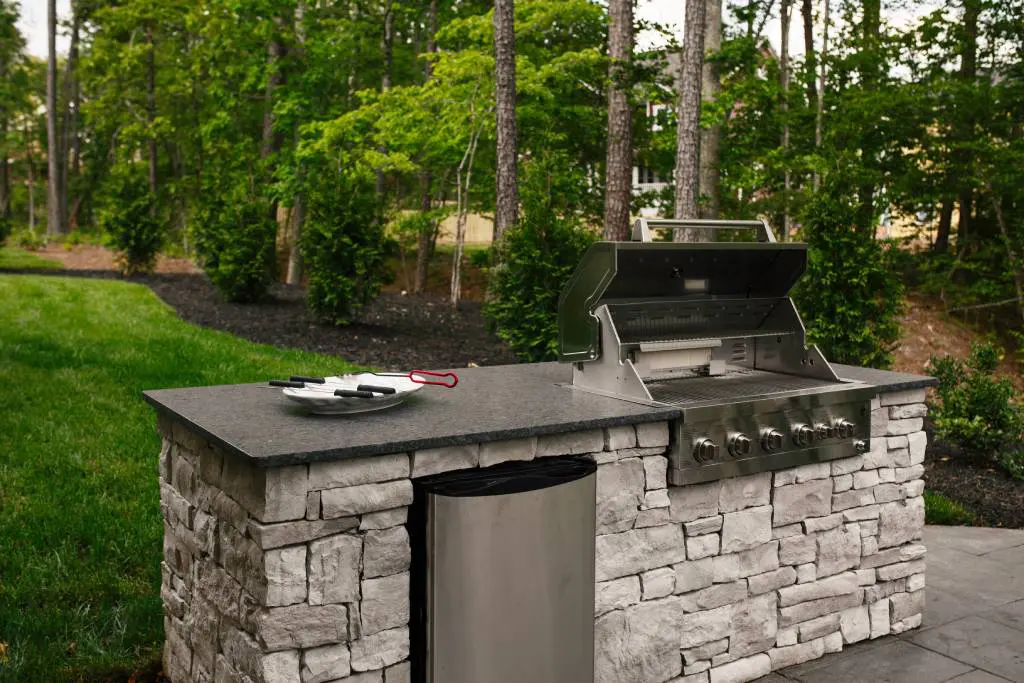 Working with limited space? Here’s an excellent, simple outdoor grill station design that showcases the tips and tricks outlined in our blog for workflow.
